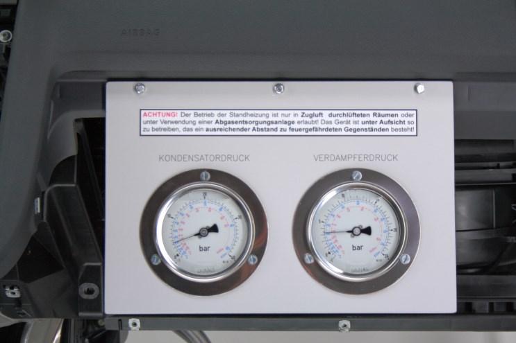 Pressure gauges for condenser and evaporator