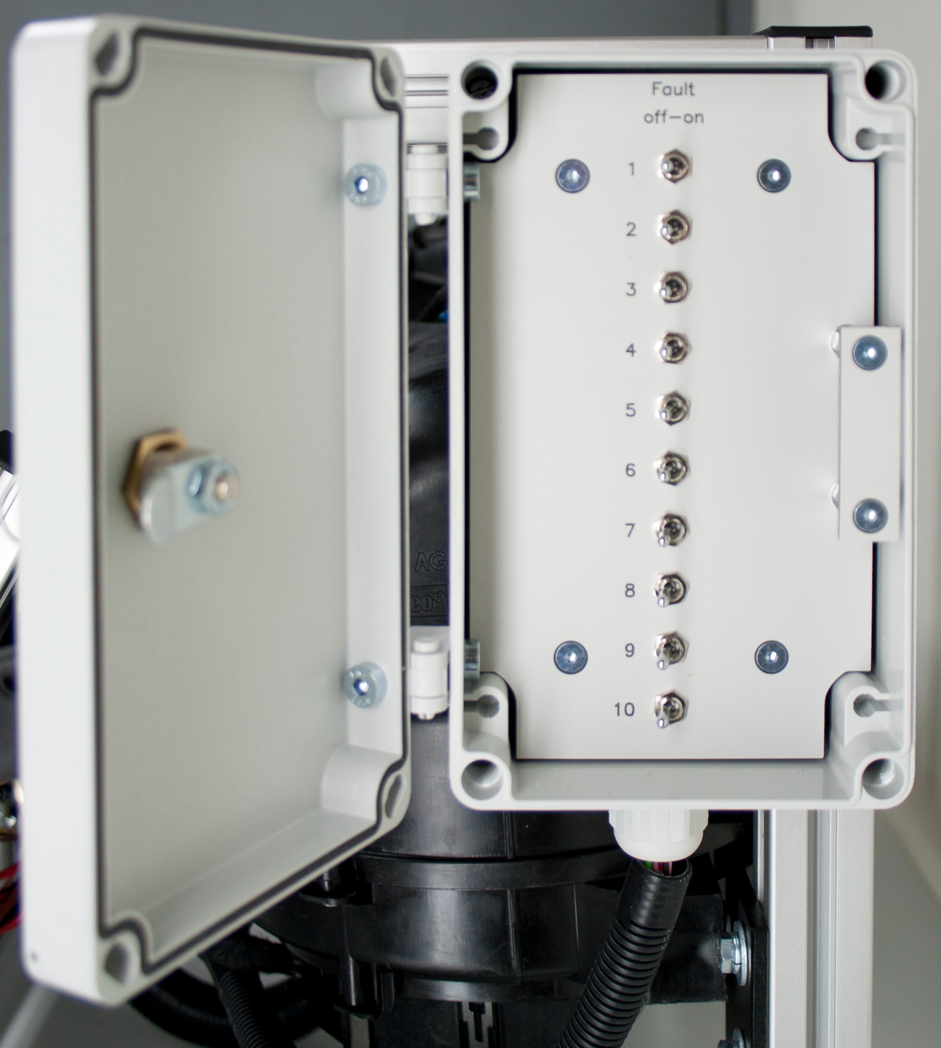 Fault-switching panel of the VW 2-zone Climatronic simulation model with ten switches
