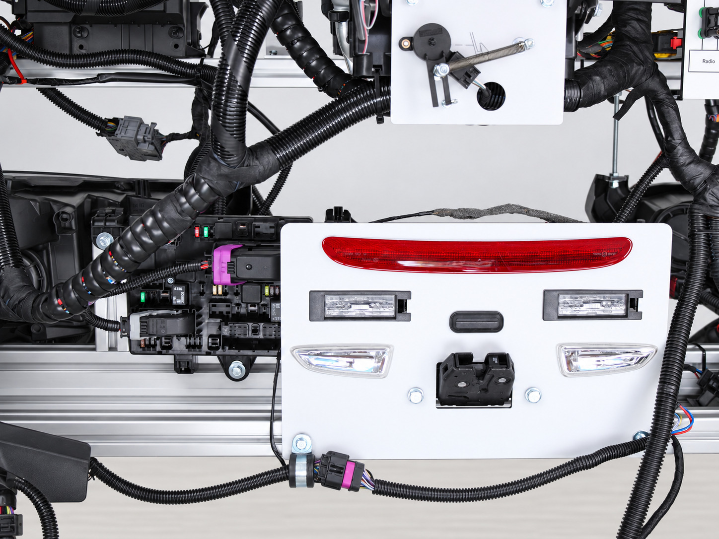 Detailed view of vehicle electrical components on the Opel Astra J training model