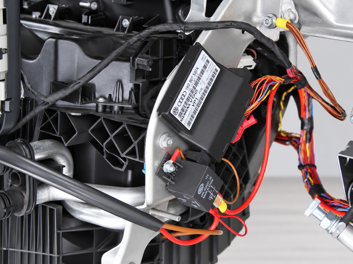 Gateway control unit and wiring on the Golf V training model